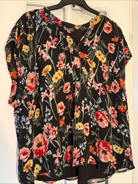 Vince Camuto Black Floral Split-Neck Short Sleeve Blouse
